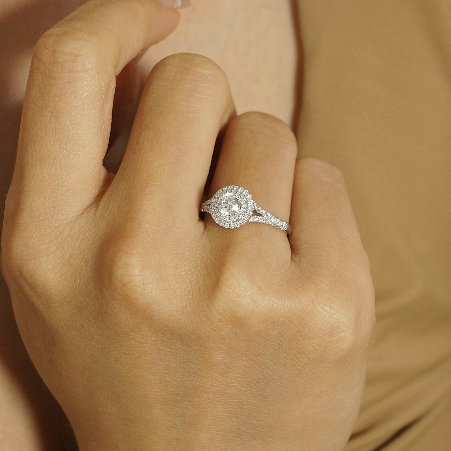 9k/14k/18k white gold 0.69 ctw lab grown h-vs dlamond ring